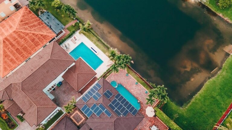Free Top View of Houses with Swimming Pools Stock Photo
